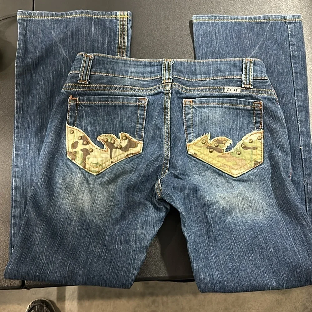 441.   Cruel women’s boot cut low rise blue jeans  camo design pockets size 7 R